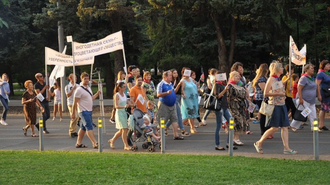 Семейный марш прошел по улицам Краснодара.jpg