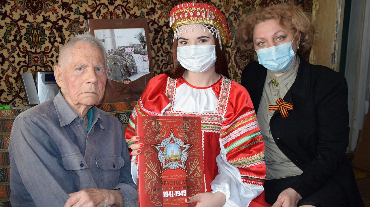 Представители национально-культурных объединений поздравили ветеранов с Днём Победы.JPG