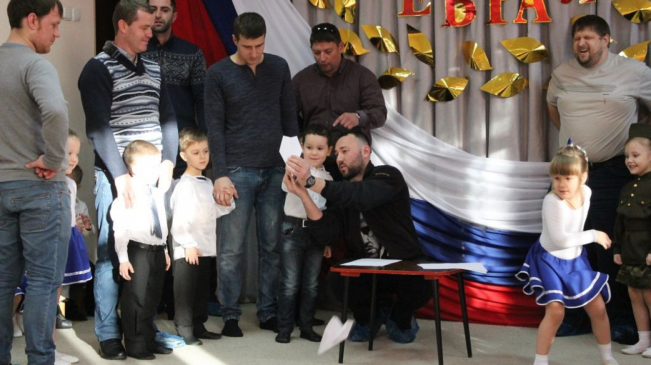 В подарок своим папам дети подготовили песни и стихи на военную тематику.