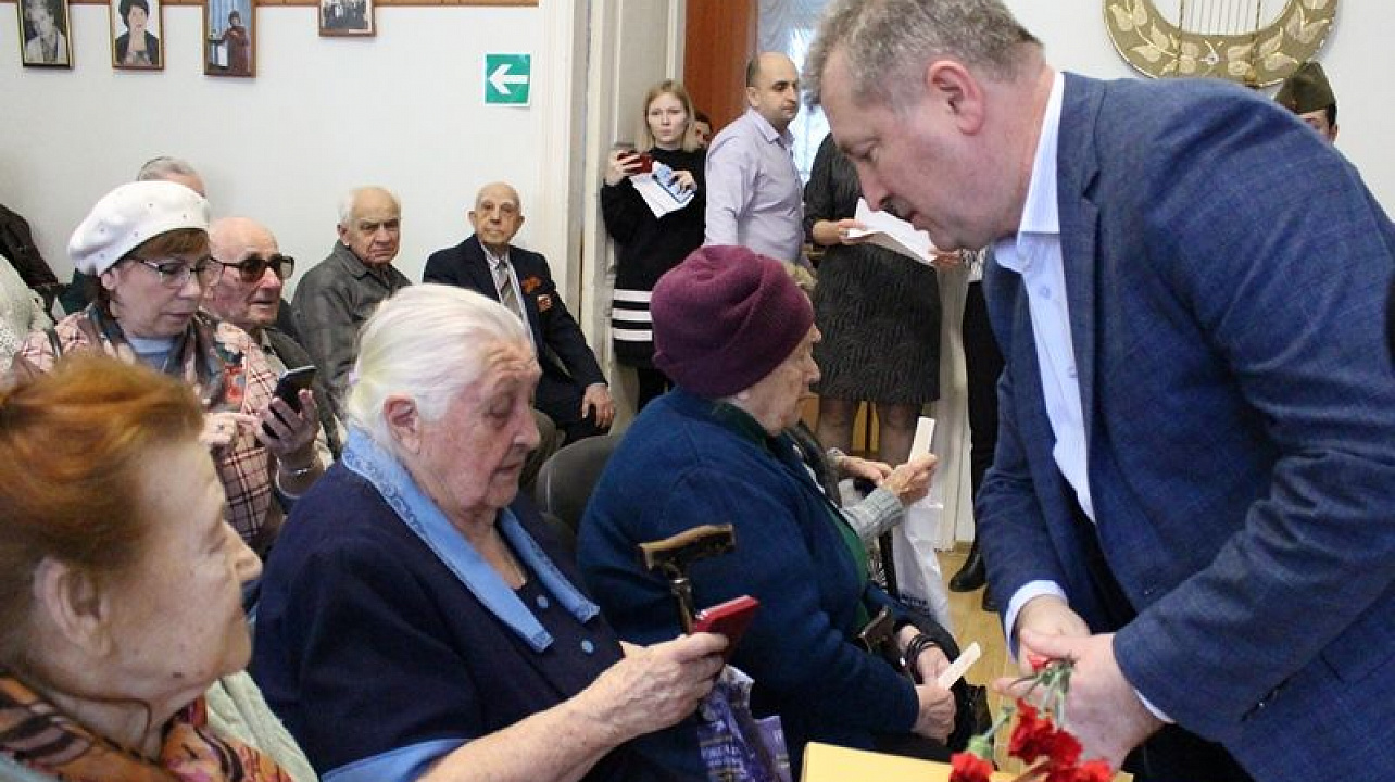 В Центральном округе продолжается торжественное вручение юбилейных медалей