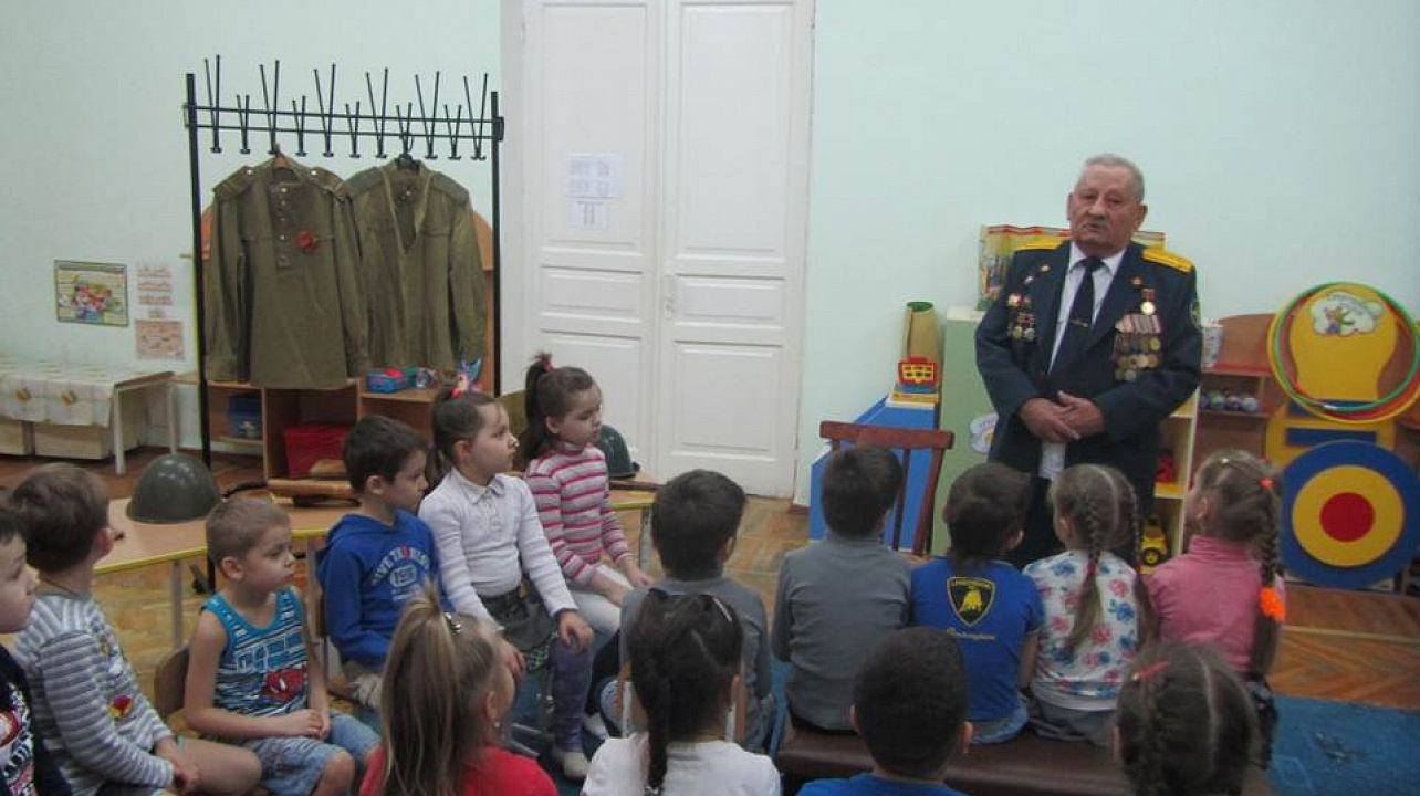 В детском саду №5 состоялась встреча дошкольников с фронтовиком Виктором Кирилловичем Кондратенко