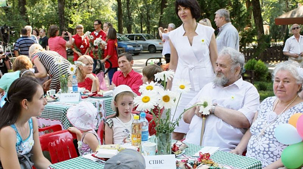 В Чистяковской роще поздравили семьи-юбиляры Центрального округа