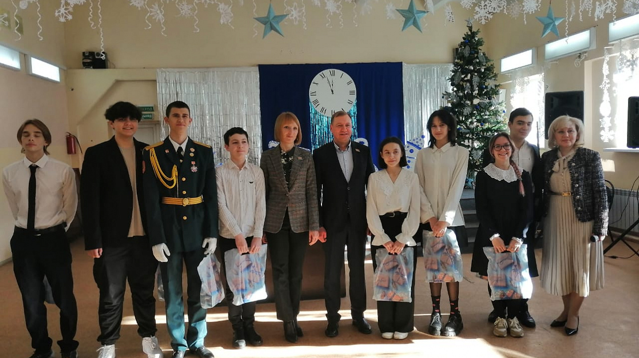 Светлана Ангальт и Алексей Бузмаков приняли участие в церемонии награждения одаренных учащихся школ избирательного округа №8