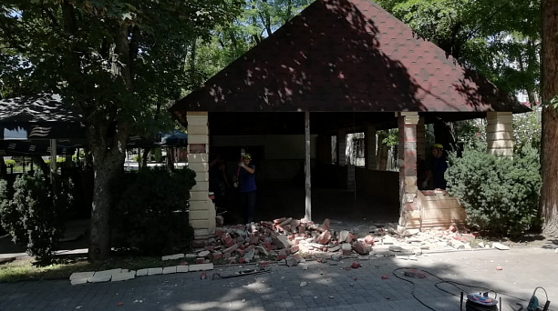 В «Городском Саду» Краснодара сносят незаконное кафе