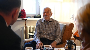 С наступающими новогодними праздниками Евгений Наумов и Вера Галушко поздравили ветерана Александра Ивановича Рогачёва