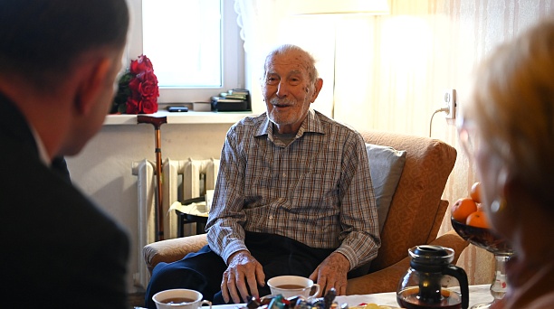 С наступающими новогодними праздниками Евгений Наумов и Вера Галушко поздравили ветерана Александра Ивановича Рогачёва