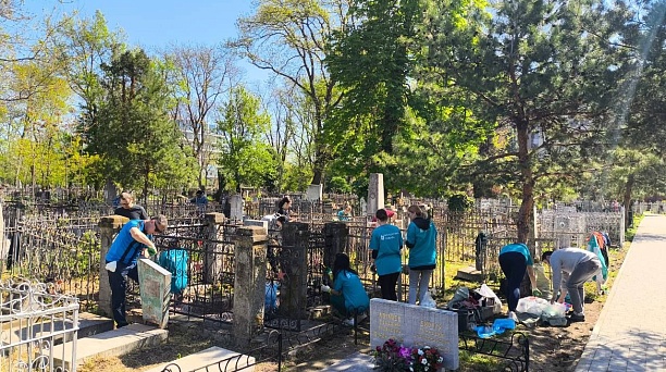 В Краснодаре перед Радоницей навели порядок на 737 воинских захоронениях во время санитарного марафона 