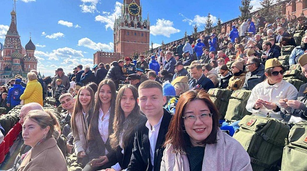 Сербские школьники из города-побратима Восточное Сараево ﻿на Военном Параде в Москве 