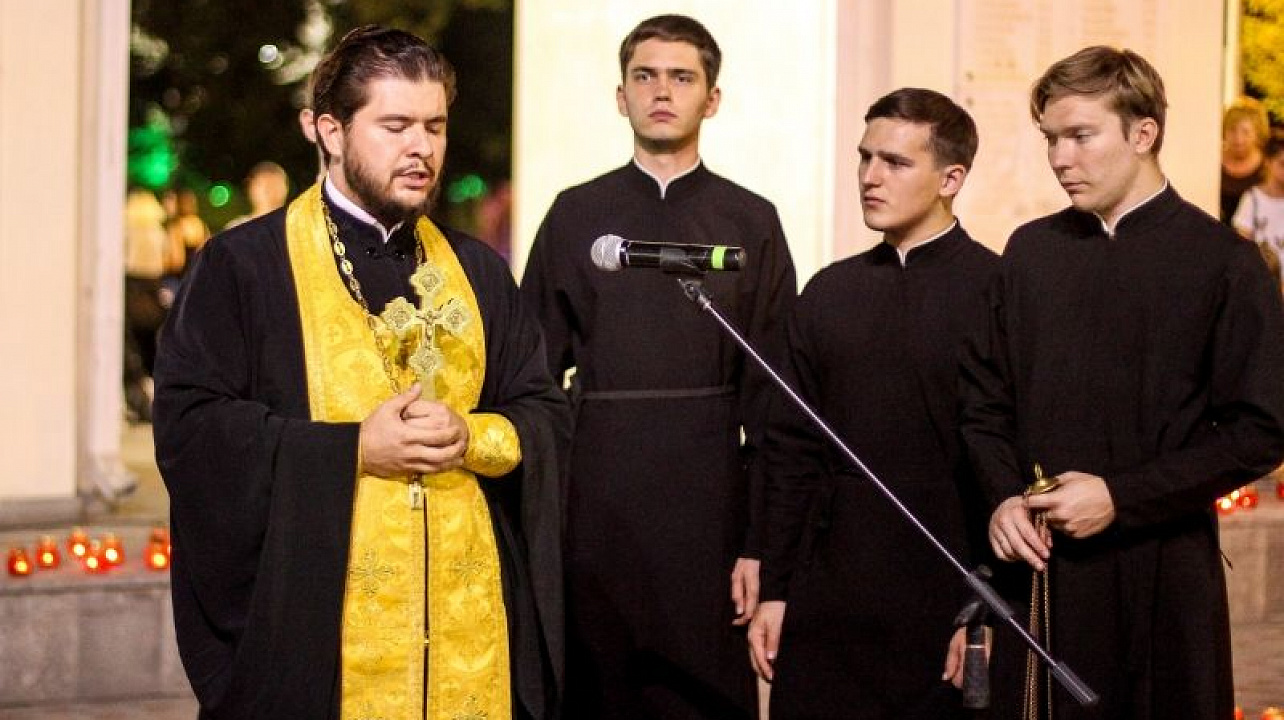 В Краснодаре сотни горожан приняли участие в гражданской акции «Свеча памяти»