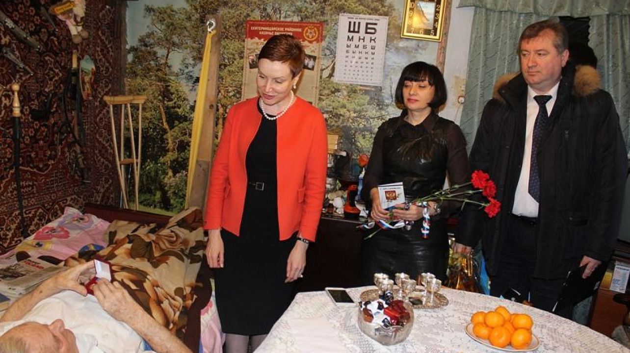 Заместитель главы города Краснодара Татьяна Синюгина посетила защитника Пашковской переправы Виталия Михайловича Бассий