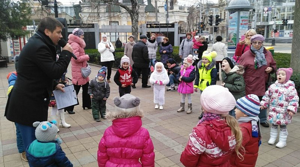 Творческие коллективы Центрального округа приняли участие в шествии Дедов Морозов и Снегурочек
