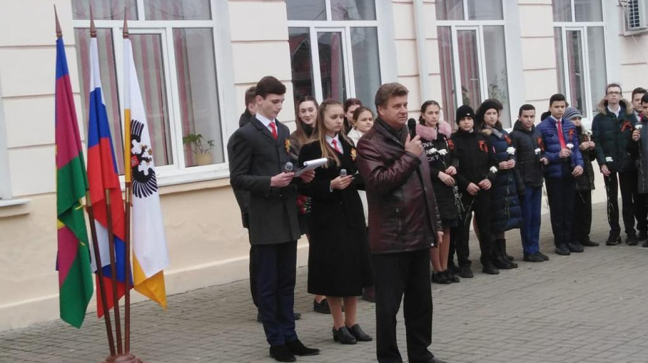 В школе № 41 открыта памятная доска в честь полковника Михаила Шемякина