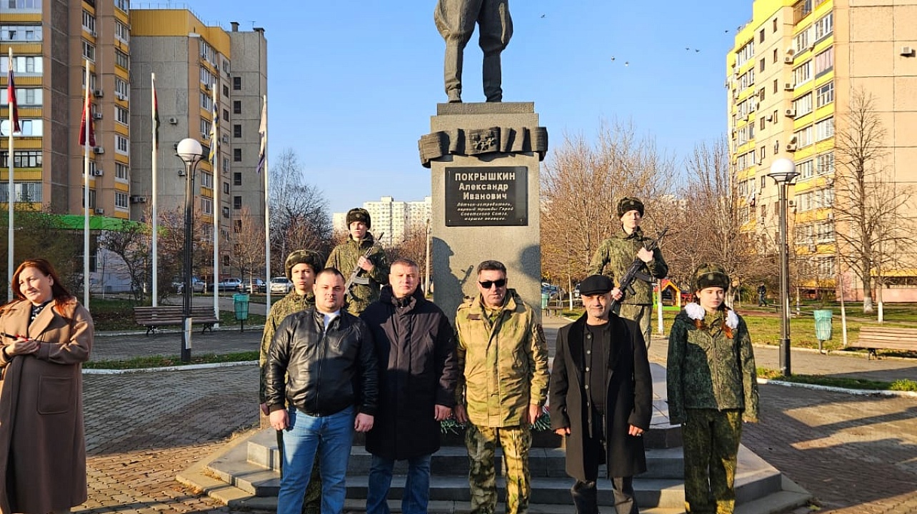 В День Героев Отечества в Прикубанском округе по традиции прошли возложения цветов у памятников воинам Великой Отечественной войны 