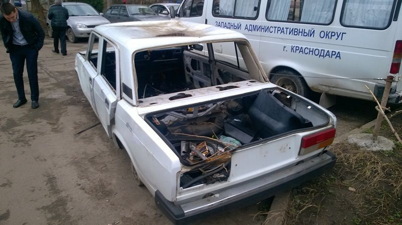 В Западном округе состоялся очередной объезд территорий с целью выявления и уборки транспортных средств, брошенных собственниками