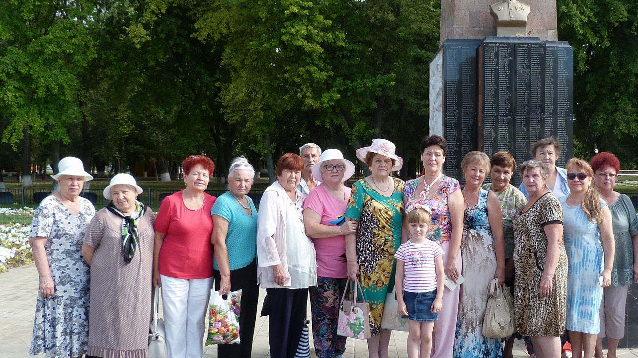 Творческие коллективы ветеранов Прикубанского округа Краснодара с успехом выступили в станице Калининской