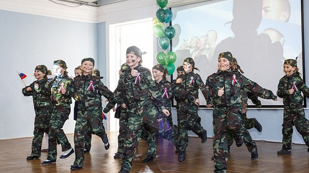 В гимназии № 36 состоялся конкурс военной песни «Споёмте, друзья»