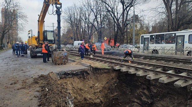 Специалисты круглосуточно работают на месте провала по ул. Московской