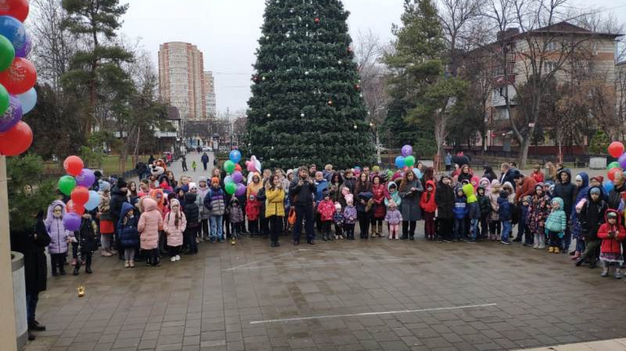 На площади у кинотеатра «Болгария» прошел новогодний праздник