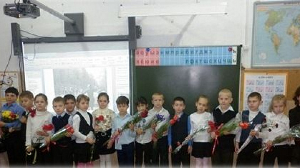 Первоклашки прикубанской школы №1 цветами встретили ветеранов