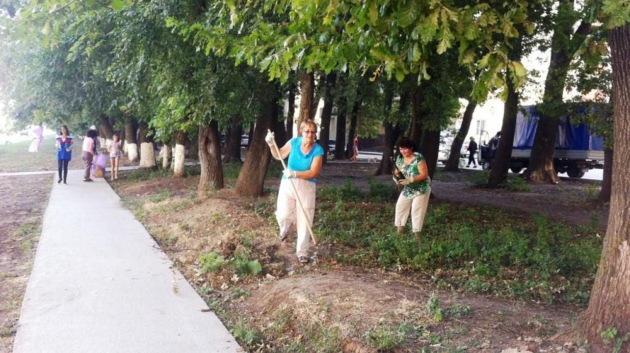 На Дубовой аллее по улице Героя Яцкова жители провели масштабный субботник
