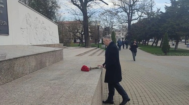 Церемония возложения прошла и у памятника «Воинам-освободителям»