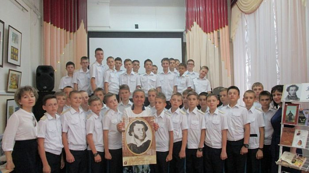 Он волновать умел людей сердца и в них будить стремленье к идеалу…