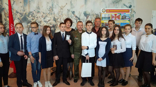 14-летним гражданам Западного округа торжественно вручили паспорта