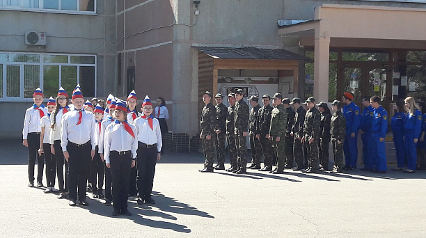 Смотр-конкурс строя и песни юнармейских отрядов прошел в Западном округе