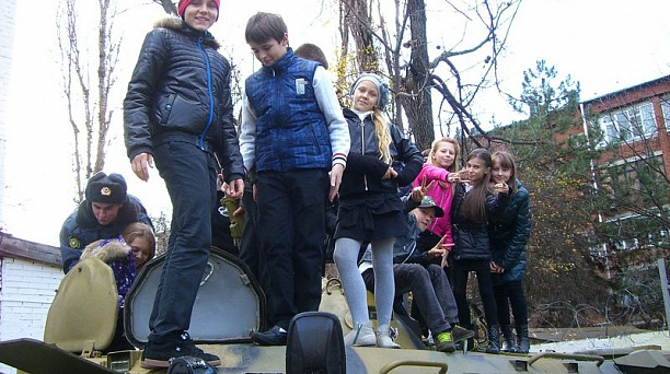 Школьники Центрального округа поздравляют солдат с Днем защитника Отечества