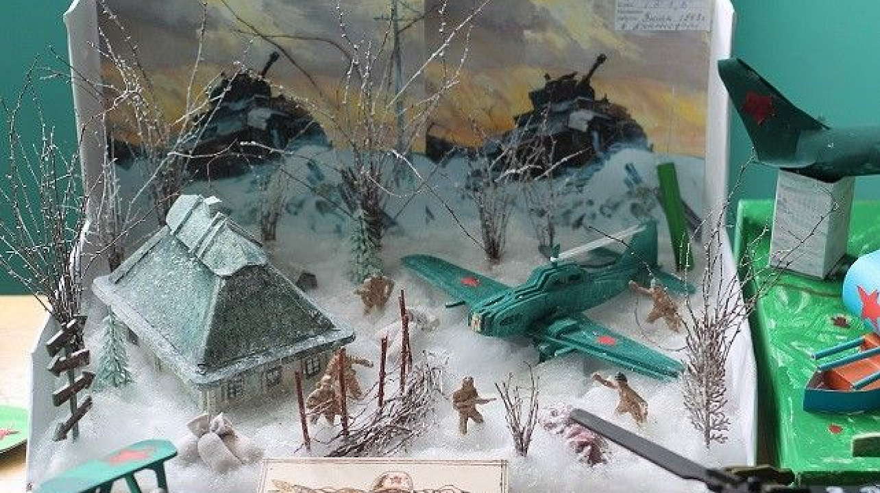 Учащиеся гимназии №72 провели выставку «72 подарка»