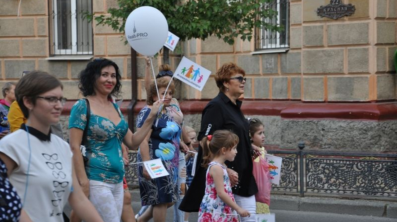 Семейный марш прошел по улицам Краснодара.jpg