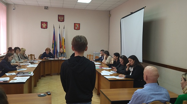 В Западном округе регулярно проходит заседание комиссии по делам несовершеннолетних