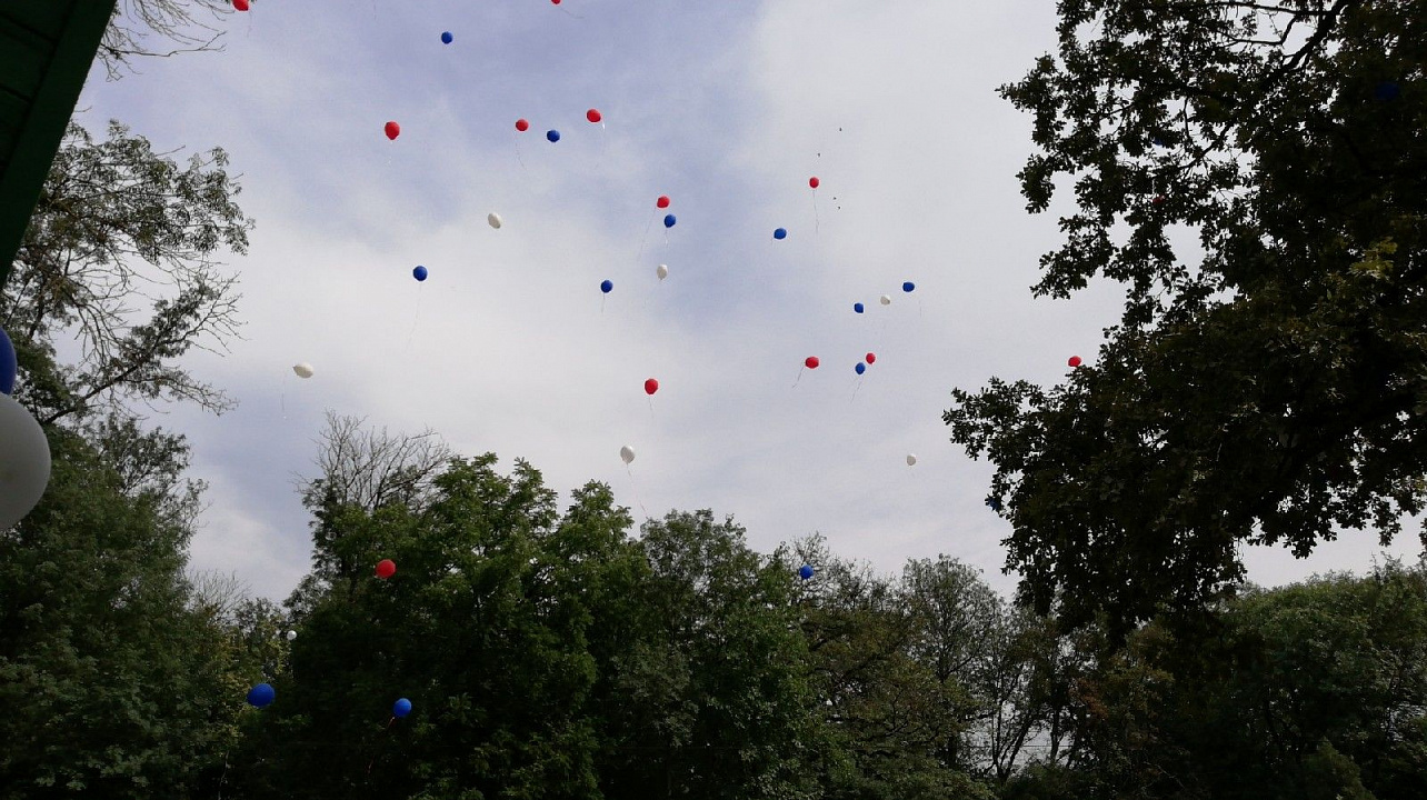 Молодежь Прикубанского округа отметила День Государственного флага Российской Федерации велопробегом и головокружительным флешмобом