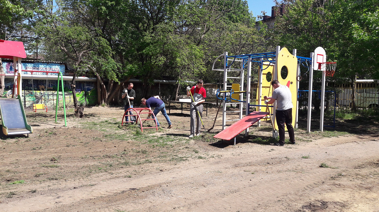 В Западном округе проведена работа по благоустройству детской игровой площадки