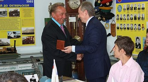 Депутат гордумы Анна Ольховая вручила памятные знаки участникам ликвидации аварии на «Маяке»