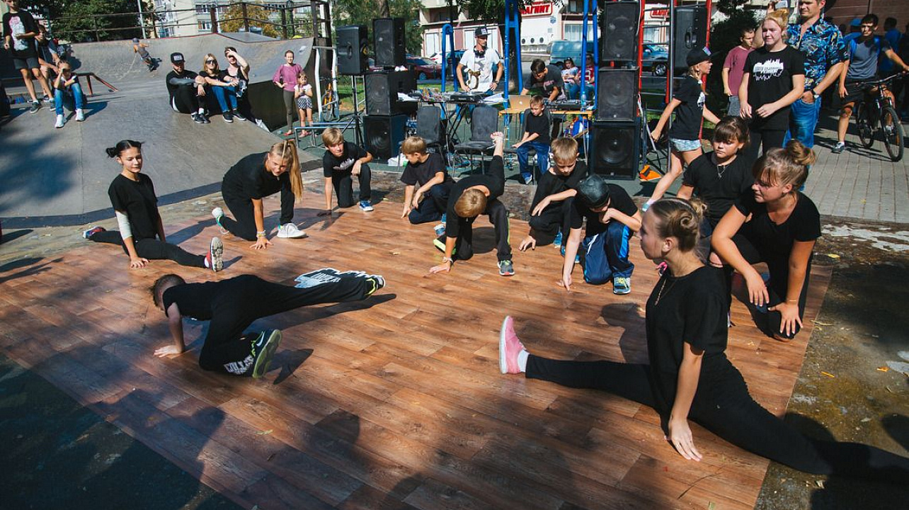 В сквере «Дружбы» Западного округа состоялись соревнования по современным танцам среди молодежи