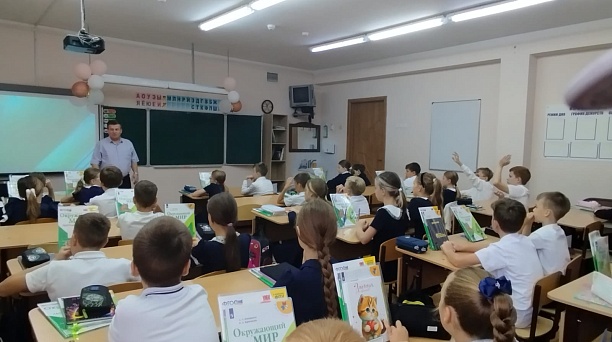 Для учеников № 101 школы сотрудники администрации Западного округа провели занятие по пожарной безопасности