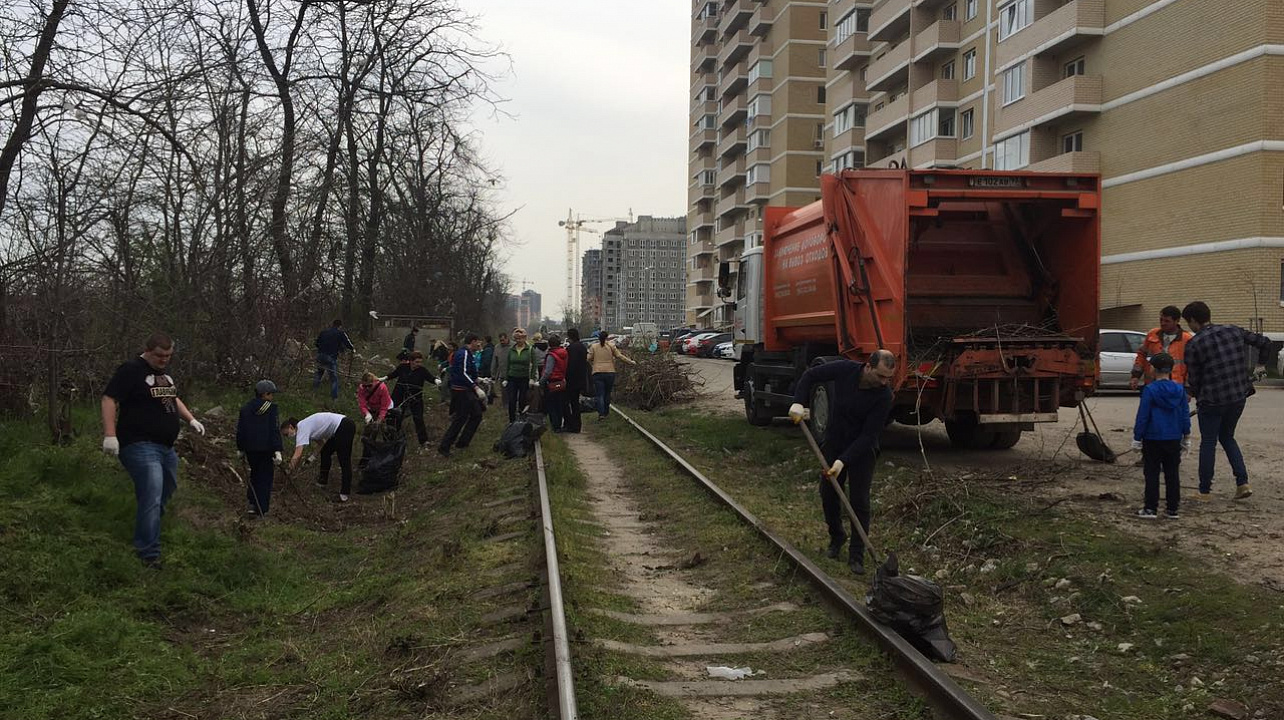 Жители Фестивального микрорайона поучаствовали в субботнике