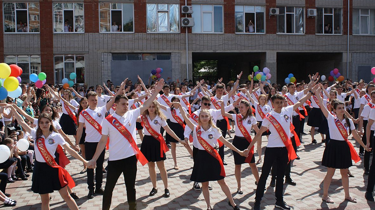 В школах Западного округа прозвенел последний звонок