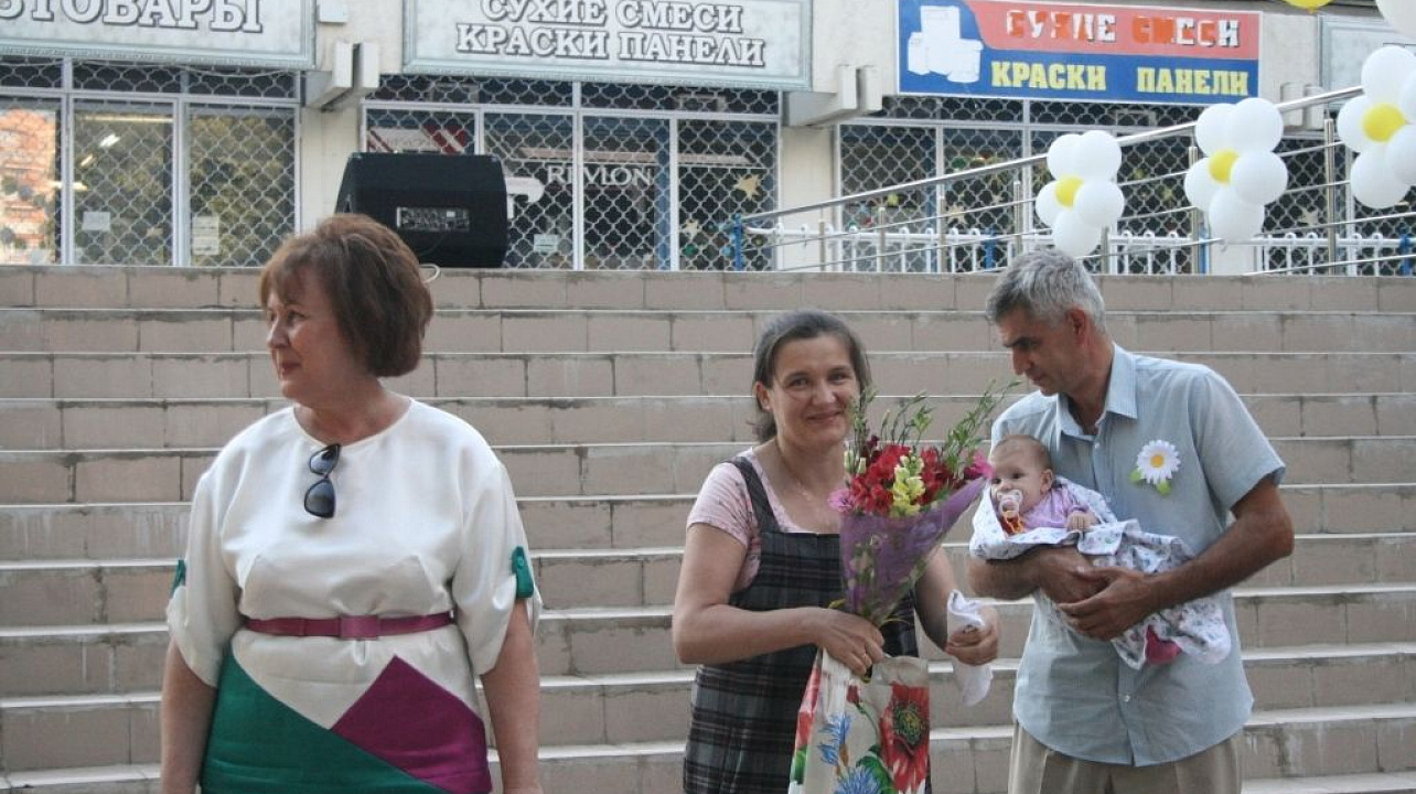 В сквере «Фестивальный» прошел праздник, приуроченный ко Дню семьи, любви и верности