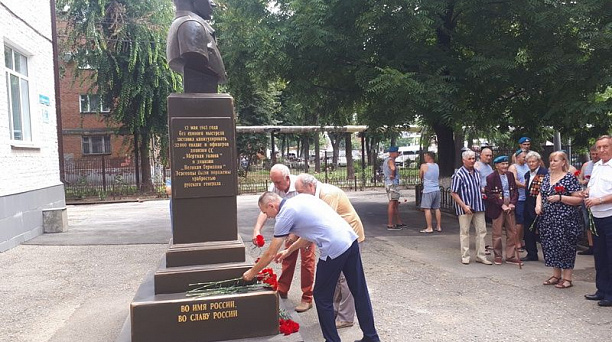 Депутат городской Думы Краснодара Вячеслав Буренок поздравил воинов-десантников с Днем Воздушно-десантных войск