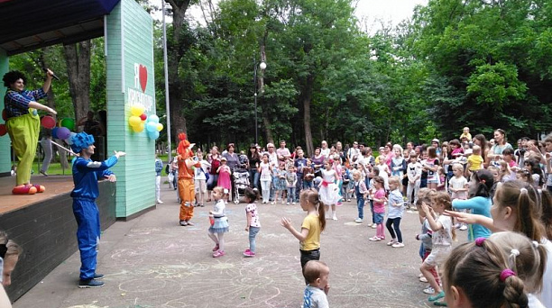 В Центральном округе прошел праздник «Детство – это смех и радость!»