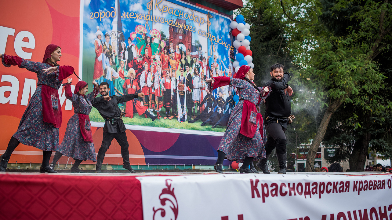 Традиционный «Хоровод Дружбы» объединил в День города Краснодара представителей различных национальностей (5).jpg