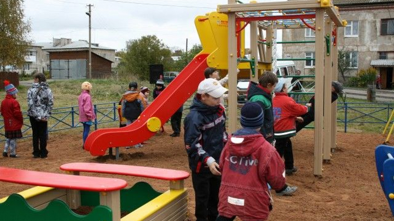 До конца года в Прикубанском округе планируется установить спортивное и игровое оборудование на 48 детских площадках