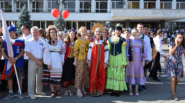 Представители Центра национальных культур приняли участие в мероприятиях, посвященных Дню Государственного флага  Российской Федерации