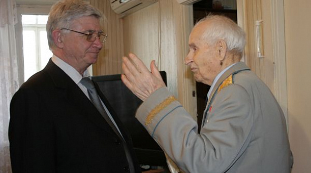 Владимир Евланов поздравил Героя Советского Союза Николая Жугана с юбилеем
