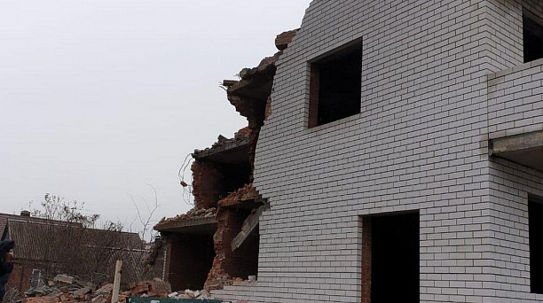 По ул. 1-го Мая в Краснодаре сносят многоквартирный самострой