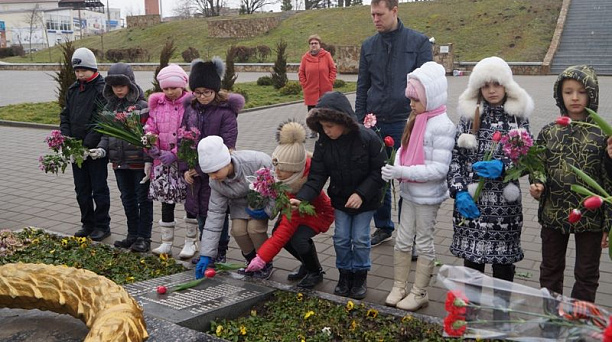 Ученики гимназии № 92 отправились на экскурсию к мемориальному комплексу Жертвам антифашистам