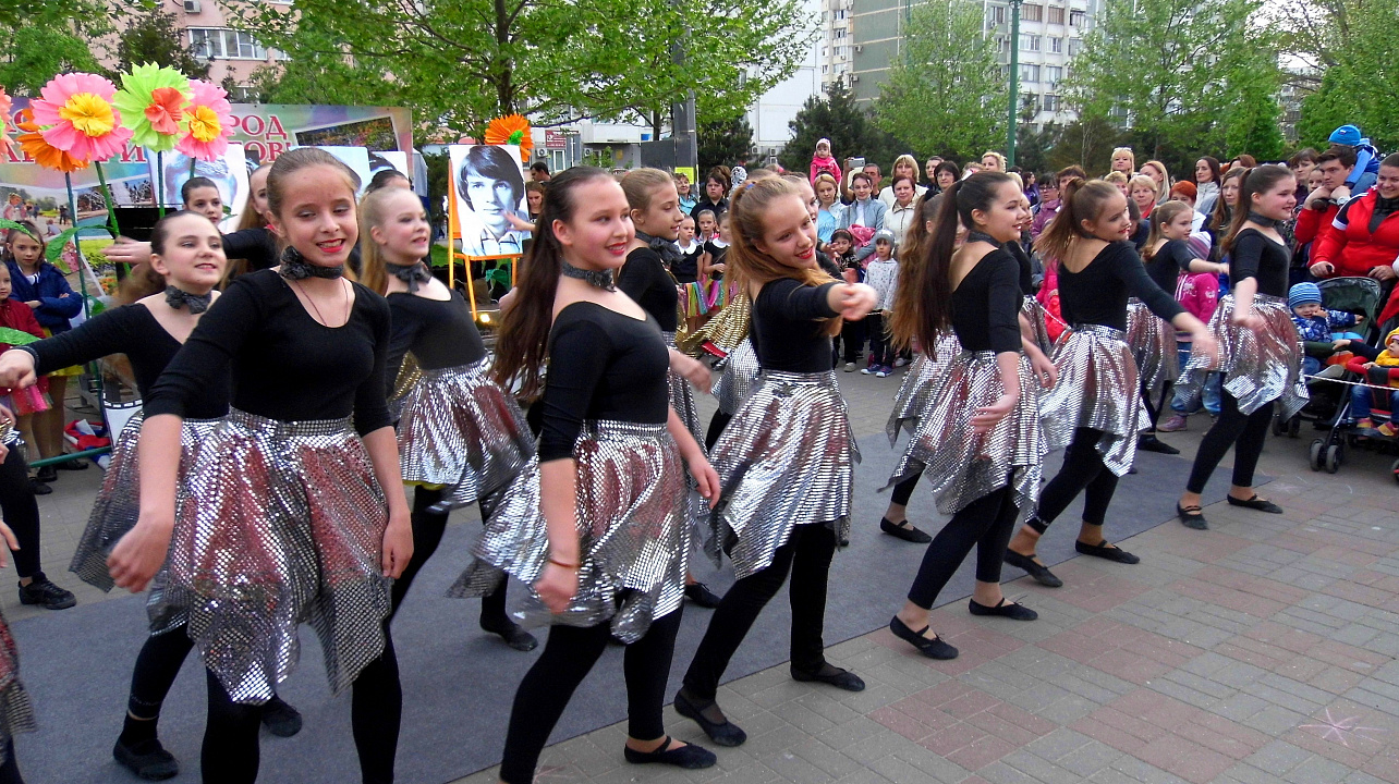 Торжественный запуск фонтана в Юбилейном микрорайоне отметили красочной театрализованной программой