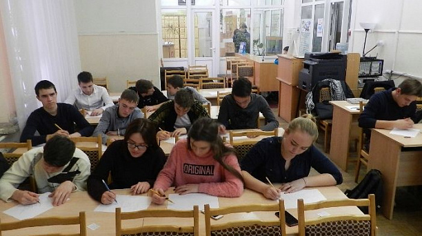 В центрально городской библиотеке им. Н. А. Некрасова состоялась встреча художника граффити и стрит-арта Георгия Куринова со студентами Краснодарского монтажного техникума